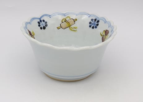 清水なお子　色絵宝尽くし輪花小鉢
