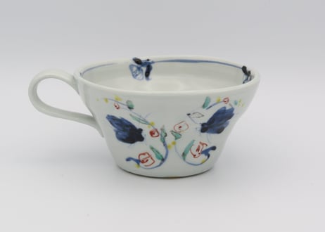 松尾貞一郎　色絵磁器染錦花蝶マグT-17