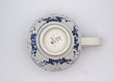 松尾貞一郎　染付け磁器凌ぎに花紋のマグ12