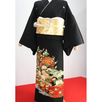 た*こ様 黒向鶴柄芸者裾引き(正絹)帯セット！舞台・イベントなどに K19】亀甲柄が描かれた黒留袖 鶴 礼装 帯セット 正絹 | kimonoSTORE
