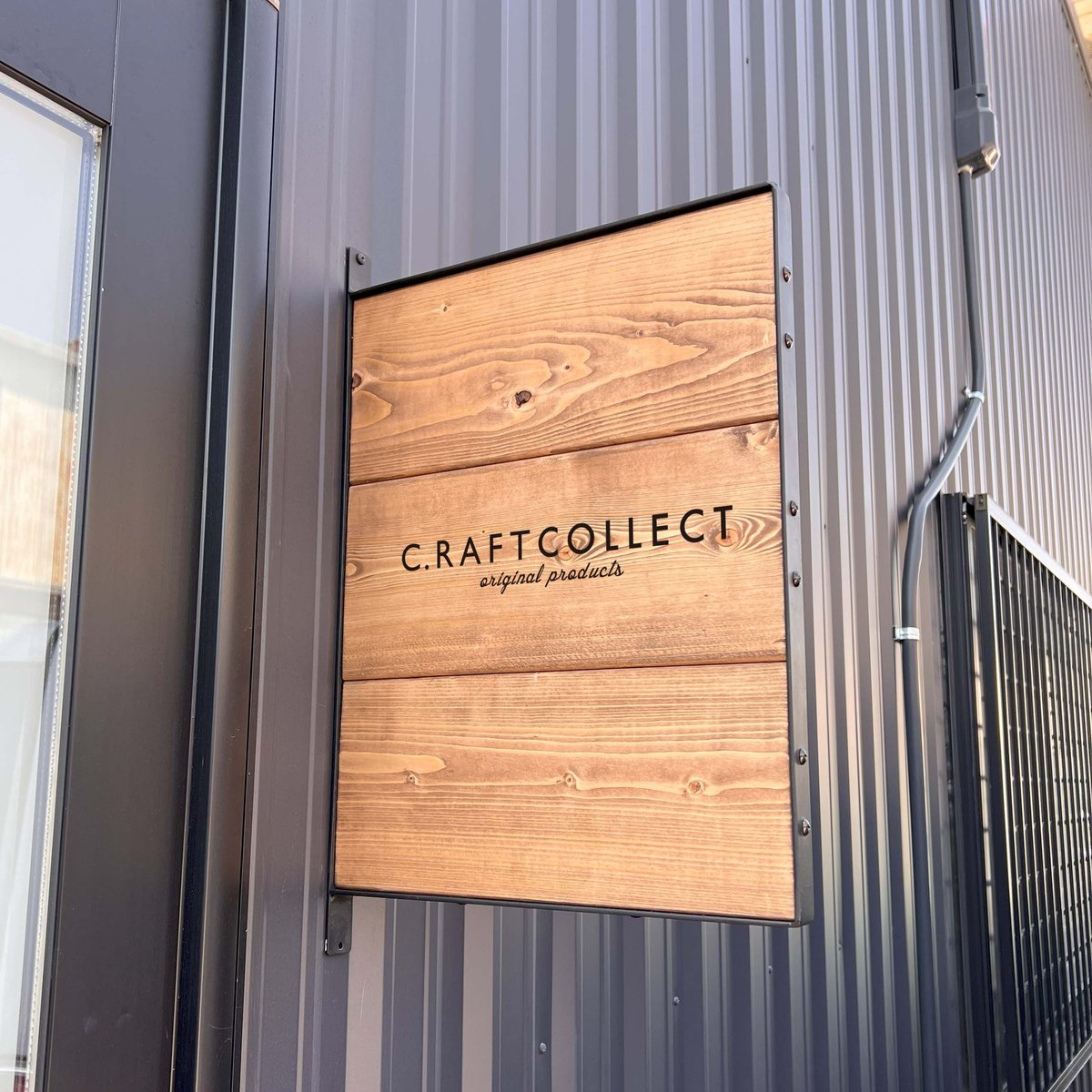 フラットバー突き出しサイン　壁掛け看板　ウェルカムボード　店舗看板　インテリア 友安製作所 看板 吊り下げ サインボード 壁付け 壁掛け 突き出し