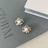 pearl point flower pierce