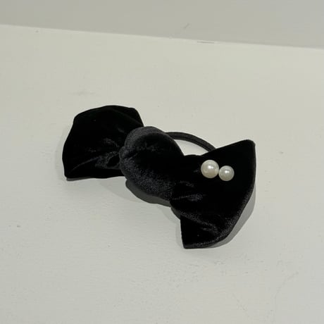 pearl on ribbon tie