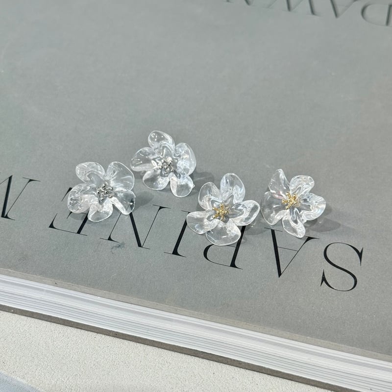 アクセサリー Herlipto Clear Flower Gold Tone pierces Herlipto♡Clear Flower Gold Tone pierces - メルカリ