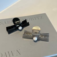 one pearl clip