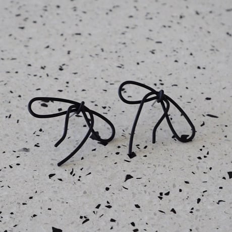 chic black line ribbon pierce
