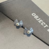 center pearl ribbon pierce