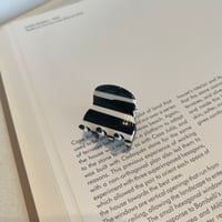 stripe monotone mini clip