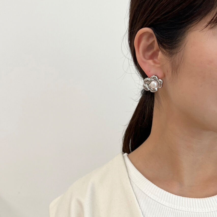 pearl point flower pierce | decollte_accessory