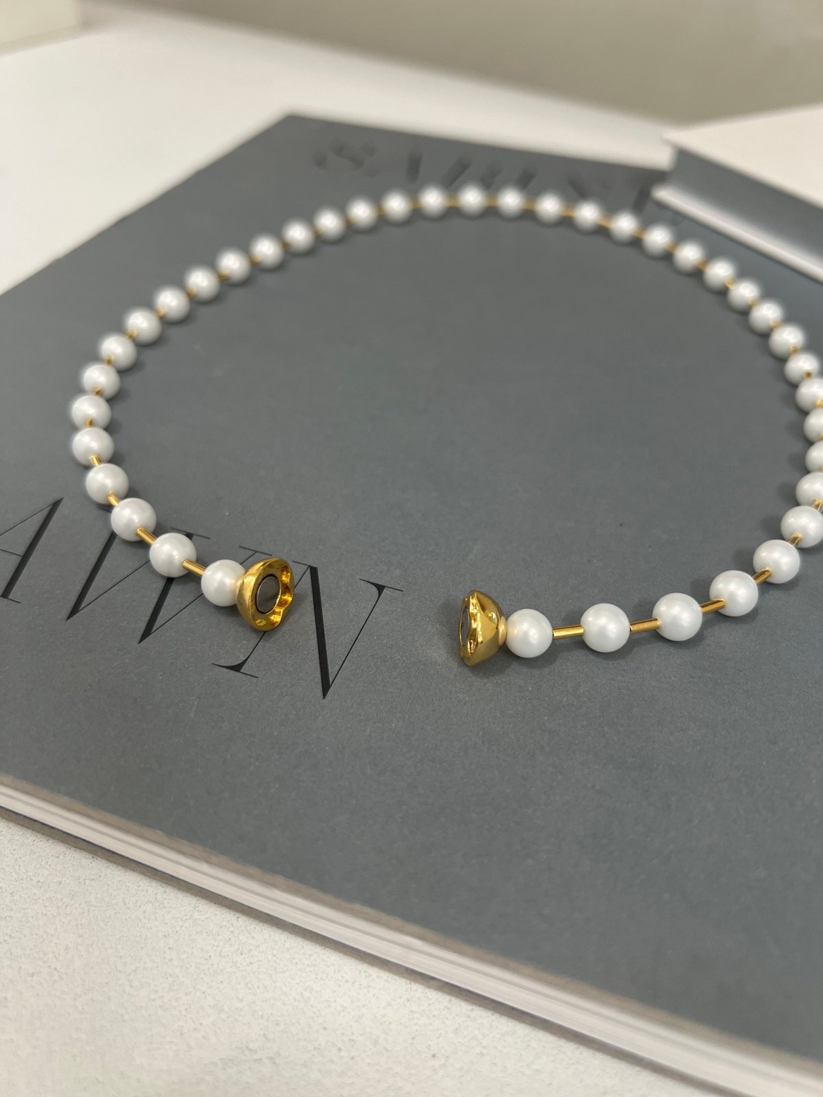 between petit pearls necklace | DECOLLTE ACCESSORY