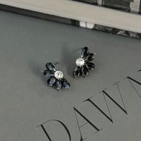 black crystal flower pierce