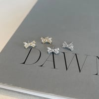 petit bijou ribbon pierce