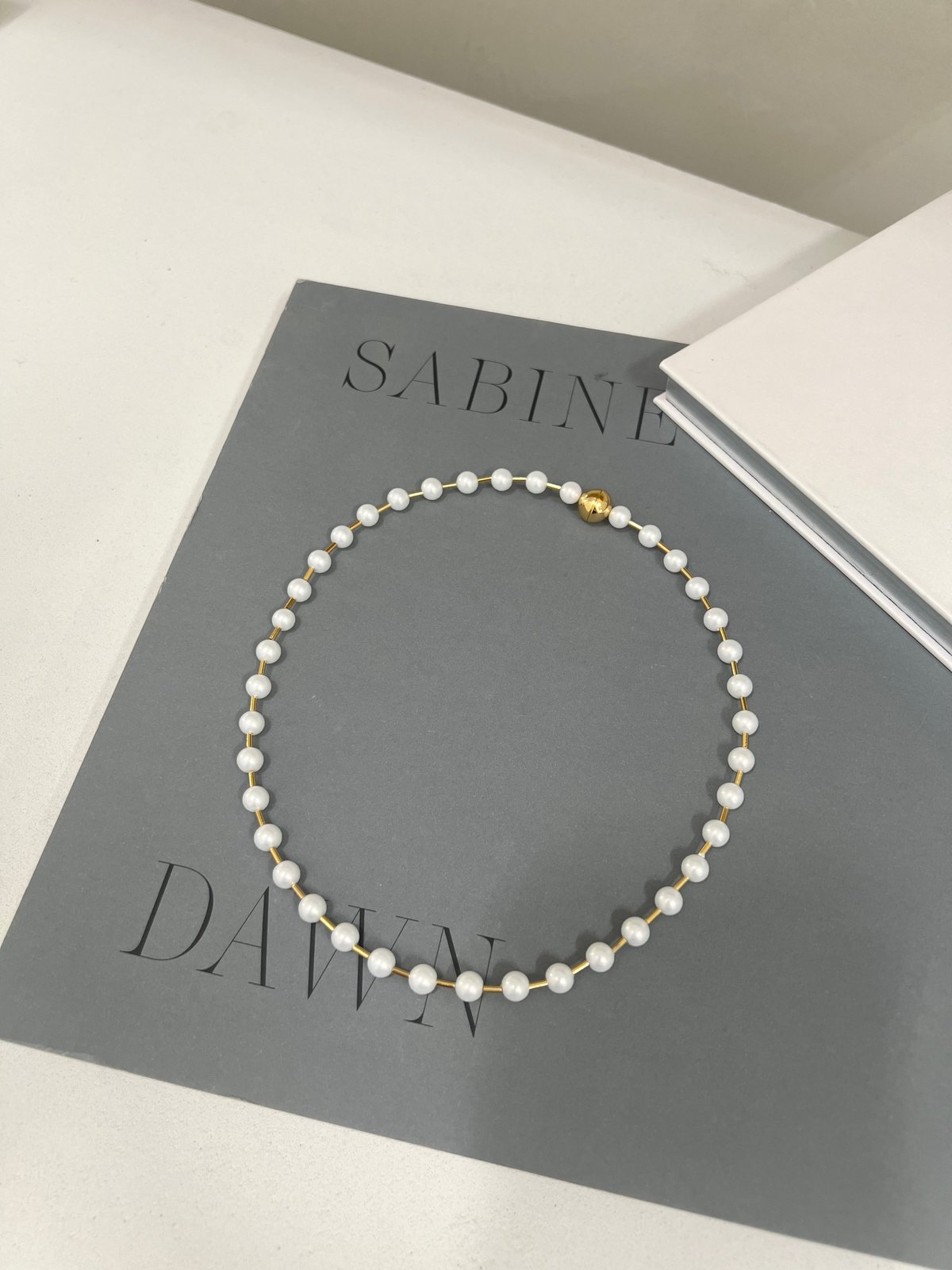between petit pearls necklace | DECOLLTE ACCESSORY