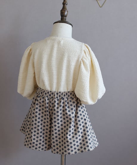 Round yoke short pants