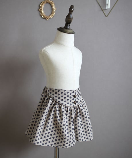 Round yoke short pants