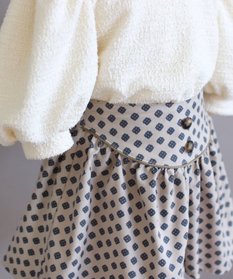 Round yoke short pants