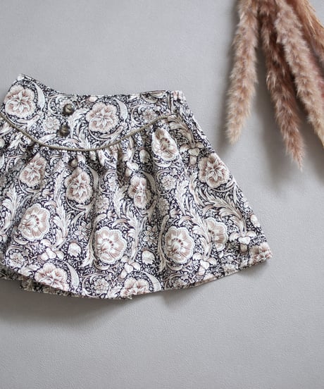 Round yoke short pants