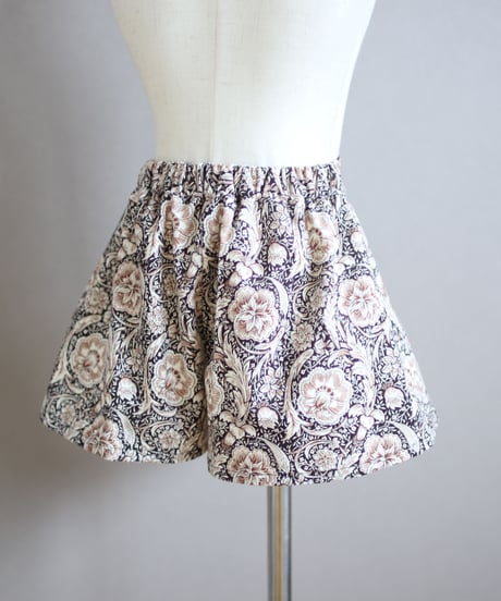Round yoke short pants