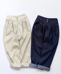 ラウンドヨークタックパンツ
