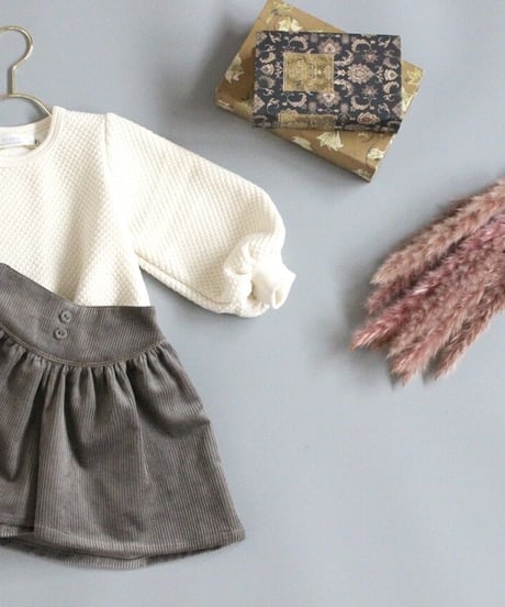 Round yoke short pants