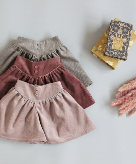 Round yoke short pants