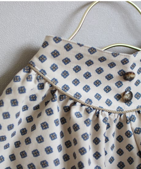 Round yoke short pants