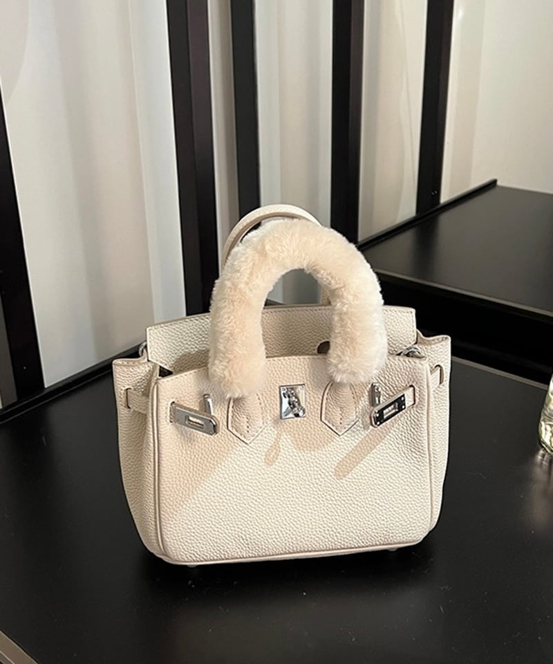 Bag with fur discount handle