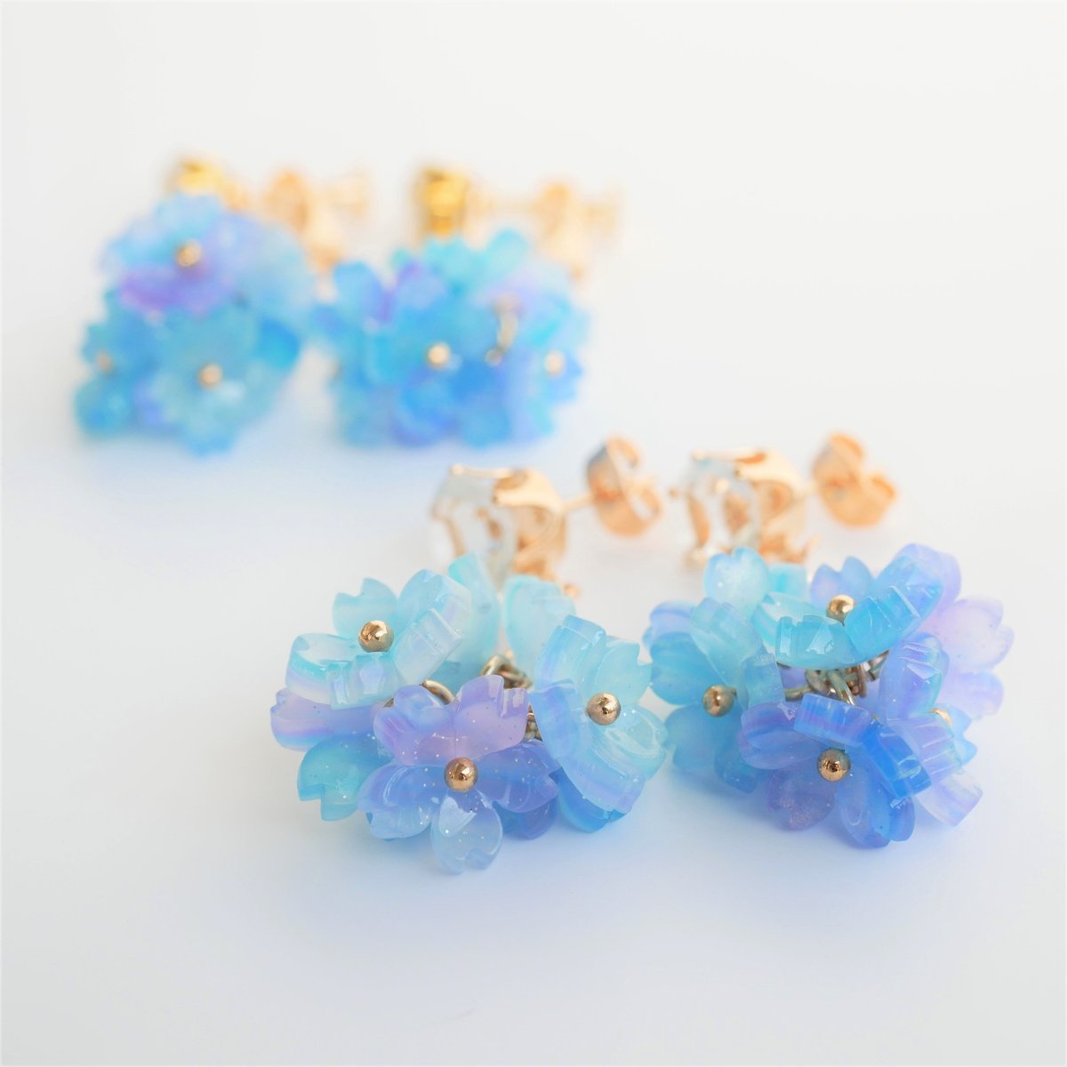 秋冬カラー♡クリスタルゆらゆら紫陽花ピアス 16kgf*ゆらゆら紫陽花イヤリング/ピアス | iwasaki.tatami