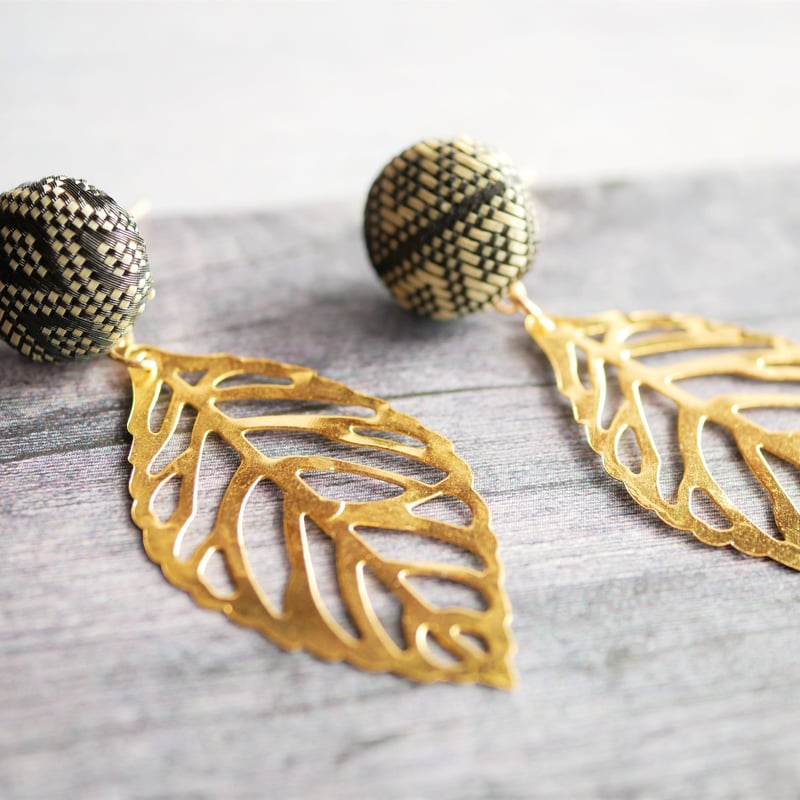 ミナペルホネン ribbon breeze くるみボタン ピアス/イヤリング ミナ