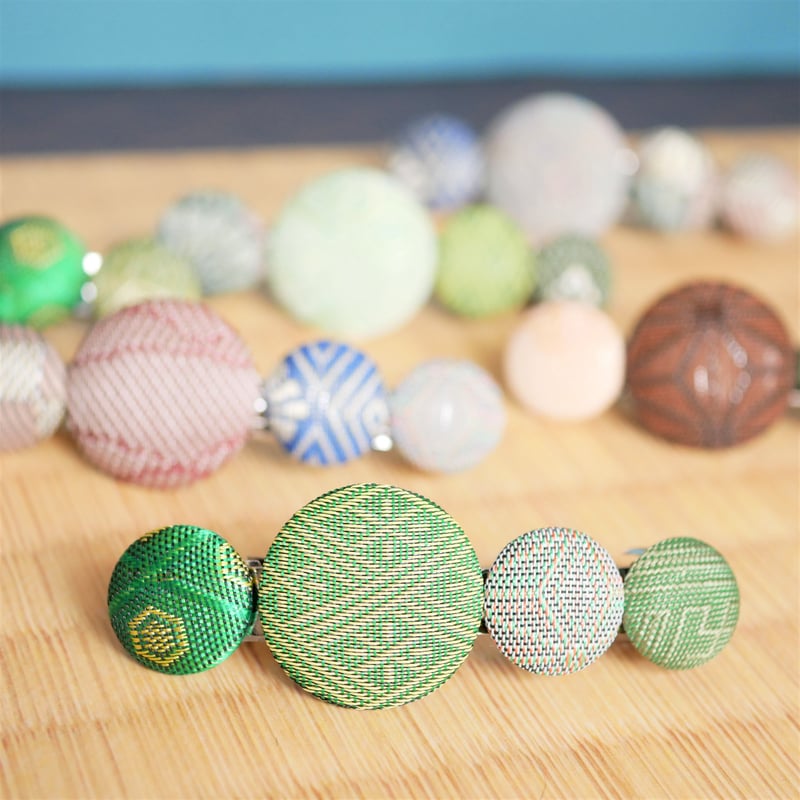 カメオ×引き揃え糸のお花とヴィンテージボタンのバレッタ カメオ×引き