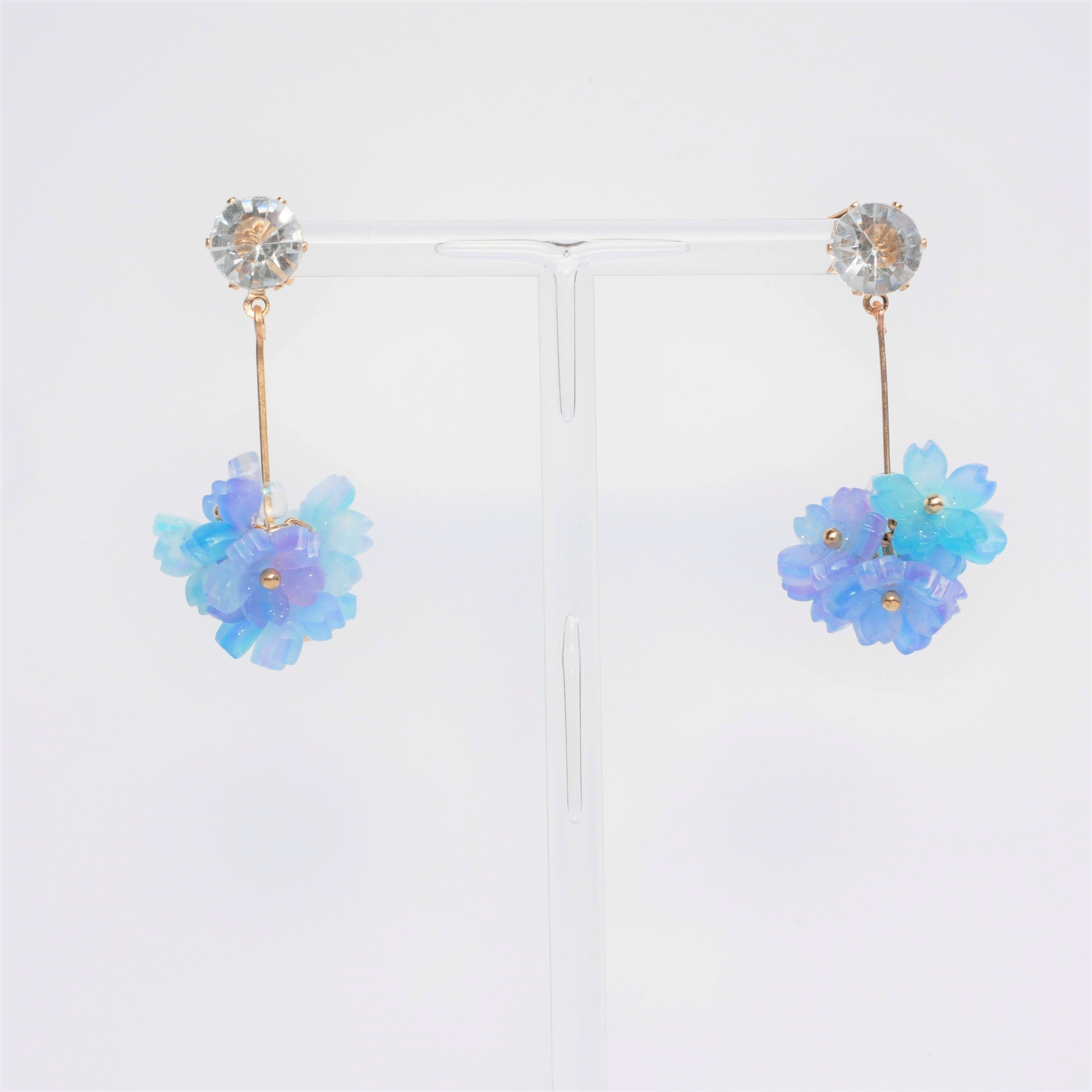 N.146 紫陽花が浮かぶ クリア ゆらゆら アシンメトリー 夏 イヤリング 16kgf*ゆらゆら紫陽花イヤリング/ピアス | iwasaki.tatami
