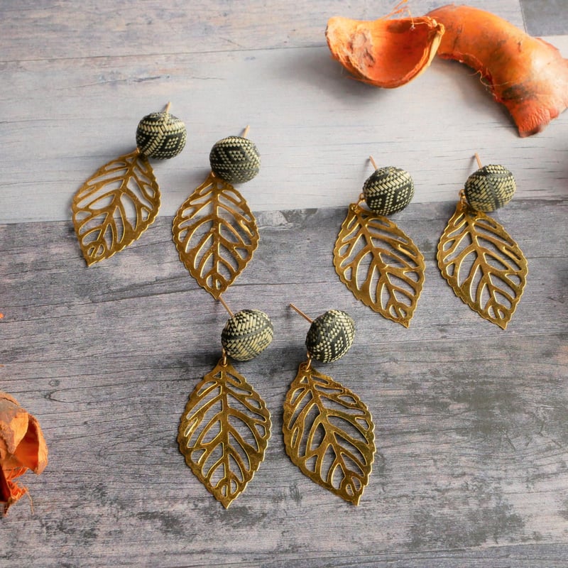 選べる！畳縁くるみボタン 広葉樹の紅葉ピアス/イヤリング | iwasaki