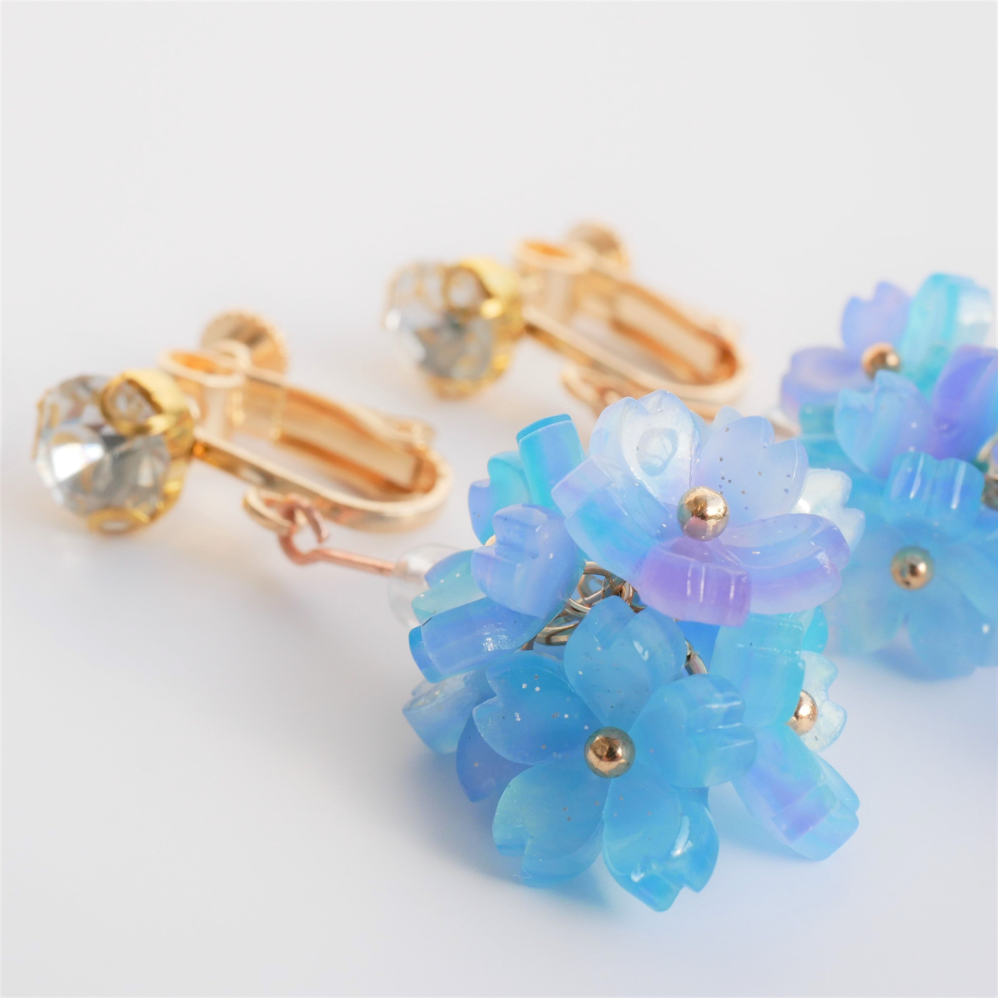 N.146 紫陽花が浮かぶ クリア ゆらゆら アシンメトリー 夏 イヤリング 16kgf*ゆらゆら紫陽花イヤリング/ピアス | iwasaki.tatami
