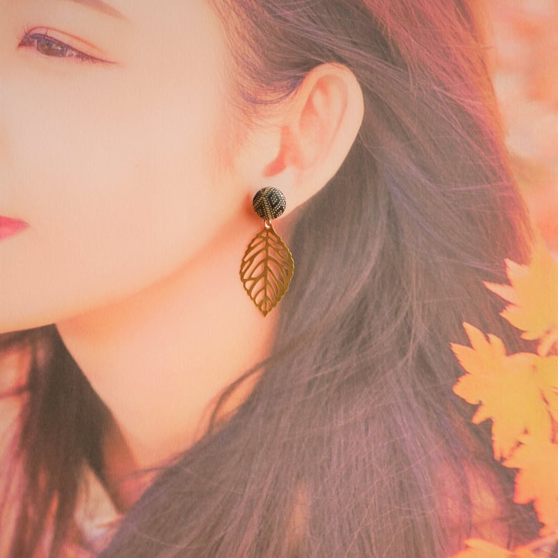 選べる！畳縁くるみボタン 広葉樹の紅葉ピアス/イヤリング