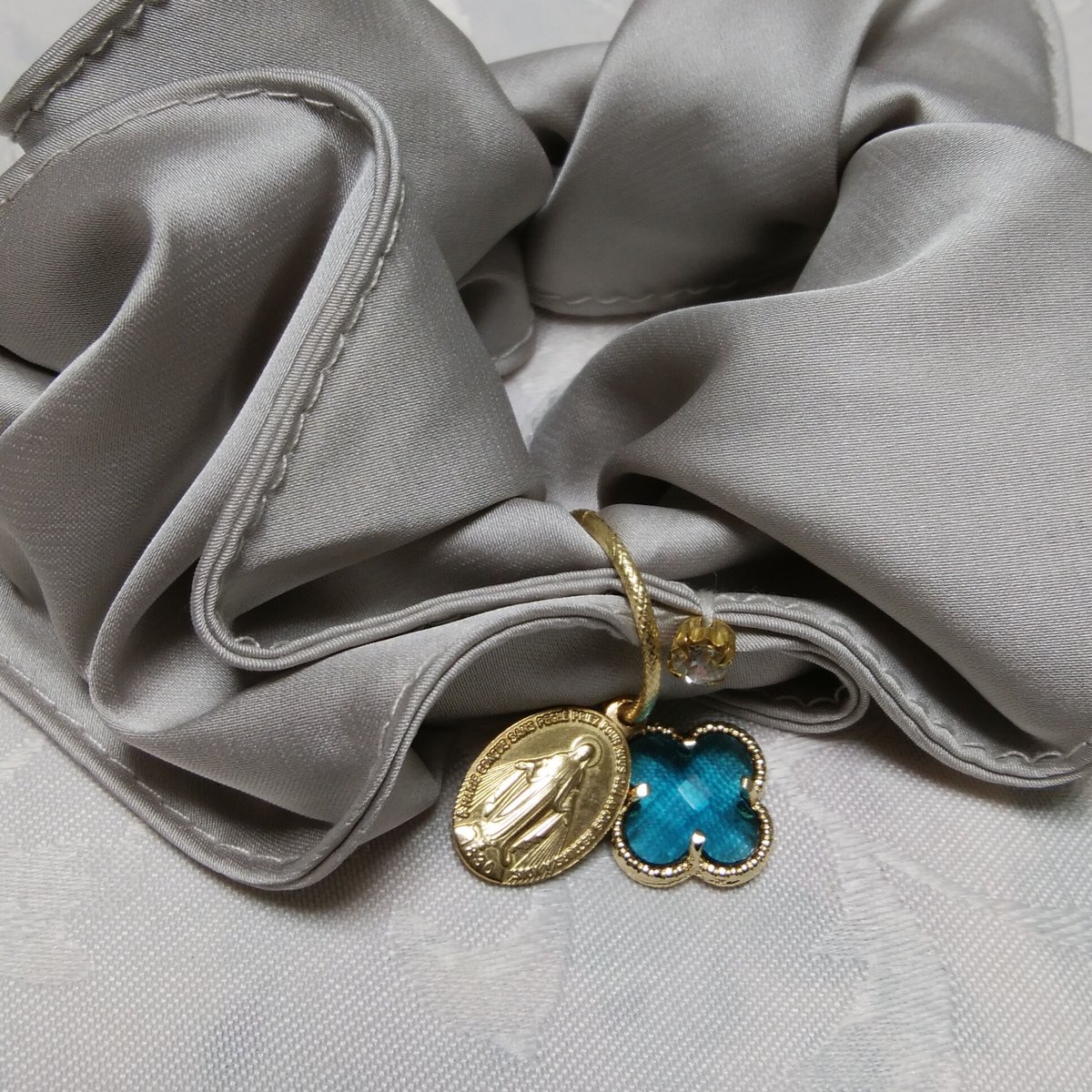 パリ奇跡のメダイ教会正規品】不思議のメダイ＆ビジュー付シュシュ