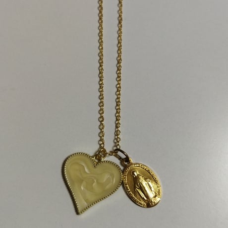 【新作】ホワイト／ ハートチャーム付奇跡のメダイネックレス◆エナメルの光沢とマーブルカラーが上品です✨