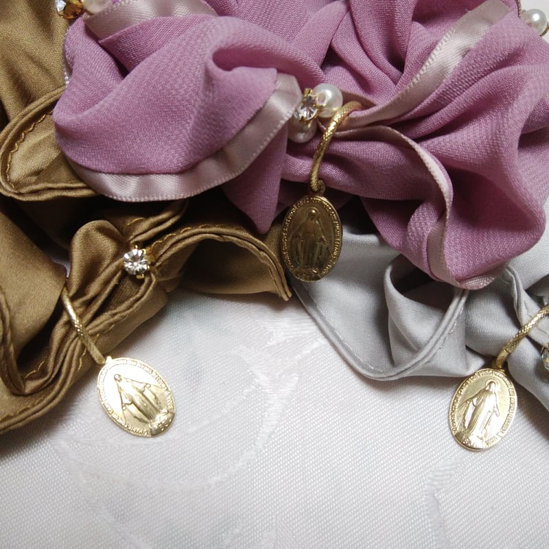 パリ奇跡のメダイ教会正規品】不思議のメダイ＆ビジュー付シュシュ