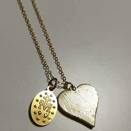 【新作】ホワイト／ ハートチャーム付奇跡のメダイネックレス◆エナメルの光沢とマーブルカラーが上品です✨