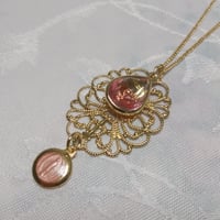桃色がやわらかな小さなメダイネックレス～優しさの向上、あなた自身に優しさを～