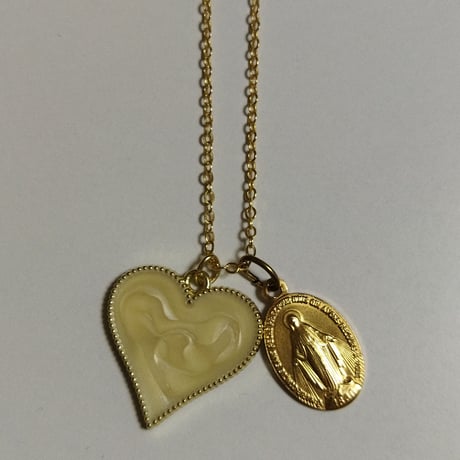 【新作】ホワイト／ ハートチャーム付奇跡のメダイネックレス◆エナメルの光沢とマーブルカラーが上品です✨