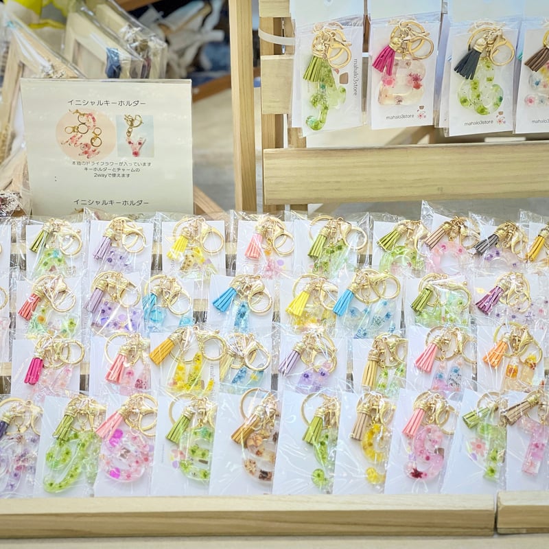 ドライフラワー入り♡イチゴちゃんレジンイニシャルキーホルダー♪ ドライフラワーのイニシャルキーホルダー(筆記体） | mahalo3store