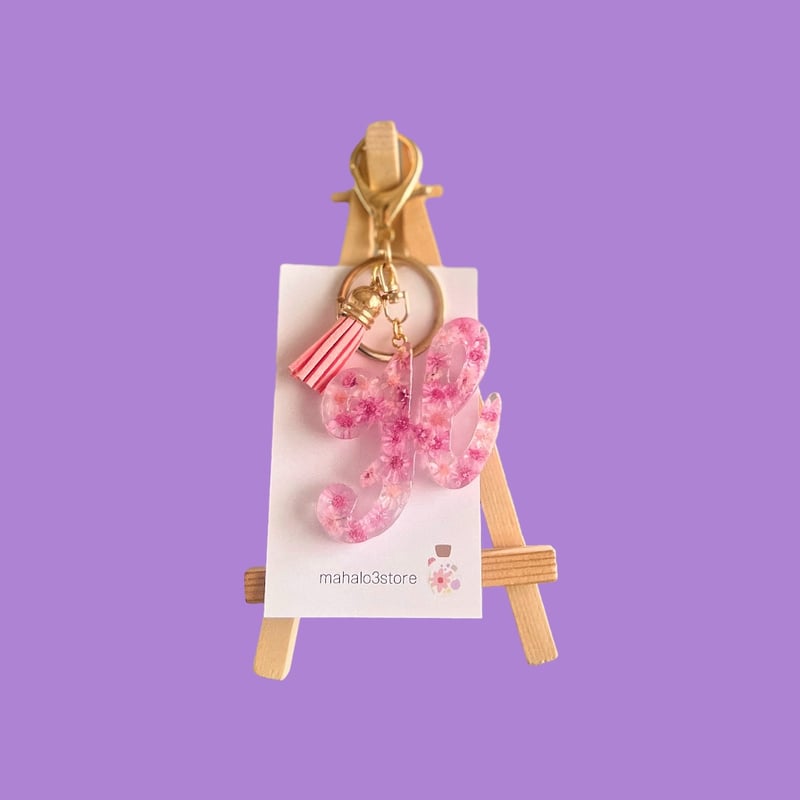 キーホルダー＋筆記体 ドライフラワーのイニシャルキーホルダー(筆記体） | mahalo3store