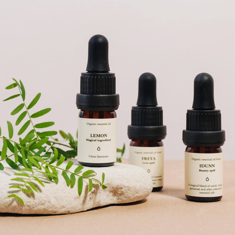 エッセンシャルオイルブレンド | SMELLS LIKE SPELLS