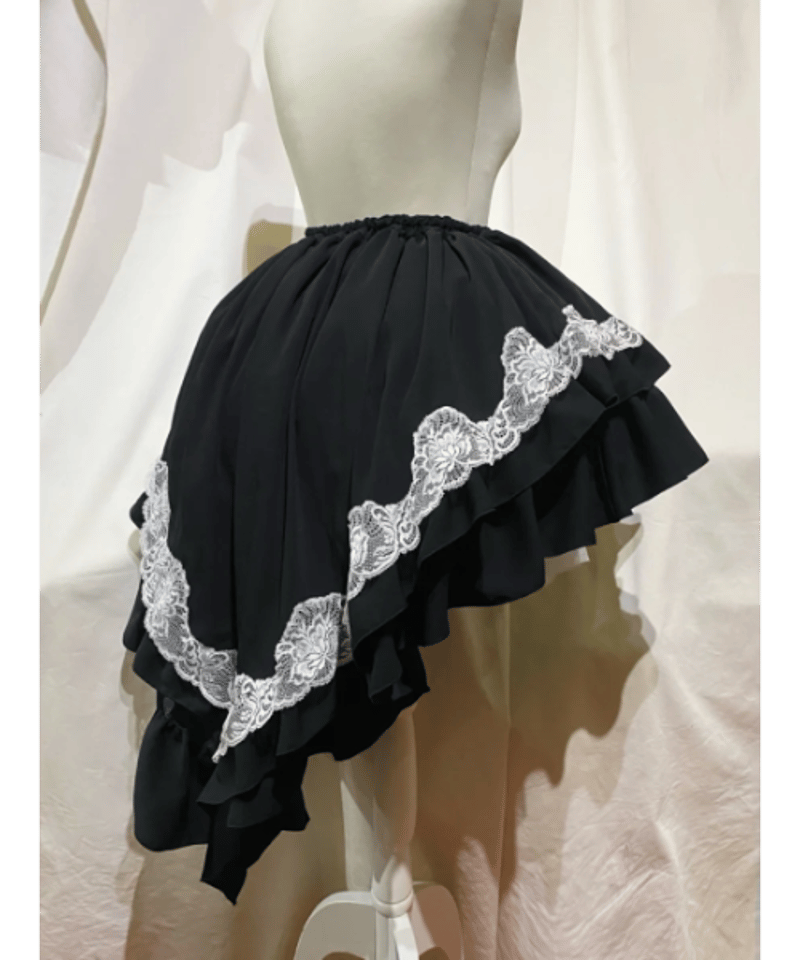 MARBLE】マーブル 前短・後長V字フリル重ねレース付きスカート：黒×白  