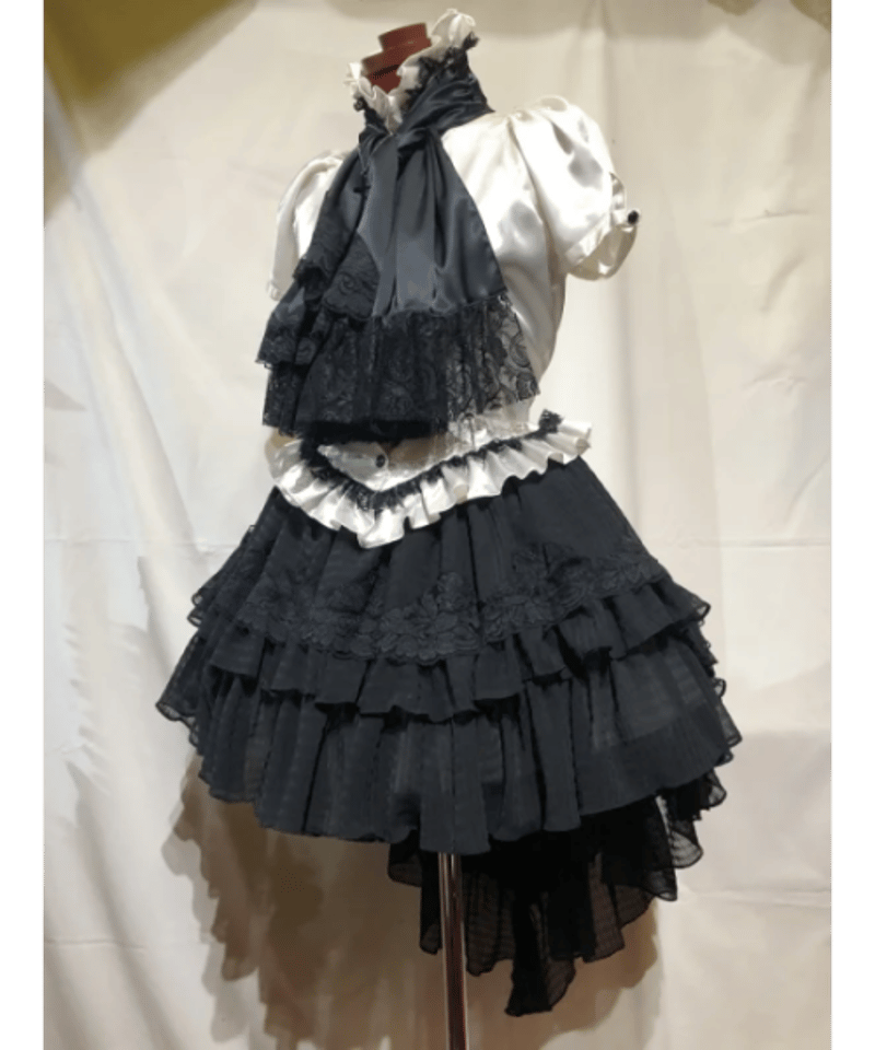 MARBLE】マーブル 前短・後長V字フリル重ねレース付きスカート：黒シワ  