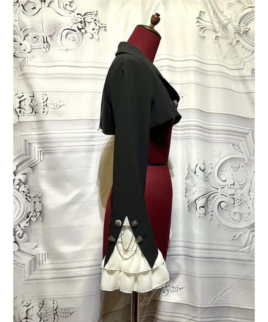 エンブレムチェーン付き姫袖ショートジャケット：黒×白フリル ATELIERPIERROT...