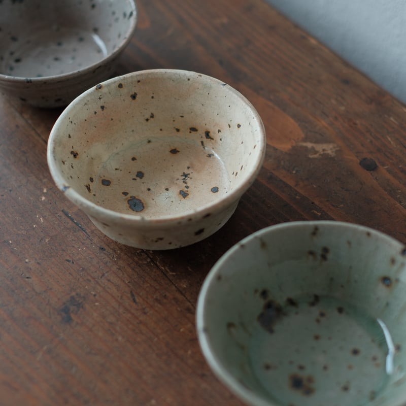 5 鉄飛び4寸小鉢 粉引 | うつわと手仕事 廻り道