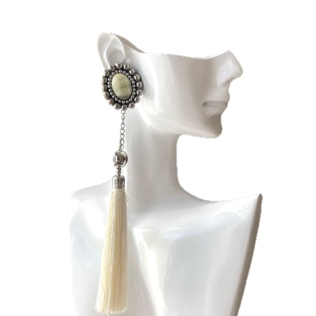 vintage:motif  whitex tassel