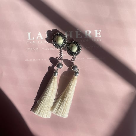 vintage:motif  whitex tassel