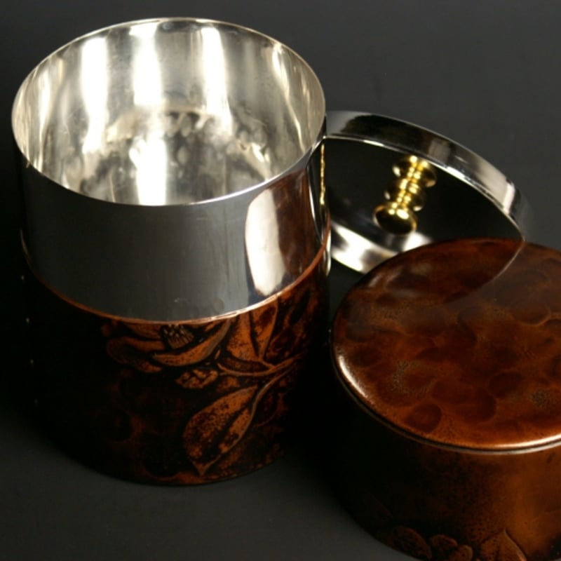 手作銅器 茶筒 宣徳 燻 椿 四半斤 茶器 | 鎌倉清雅堂